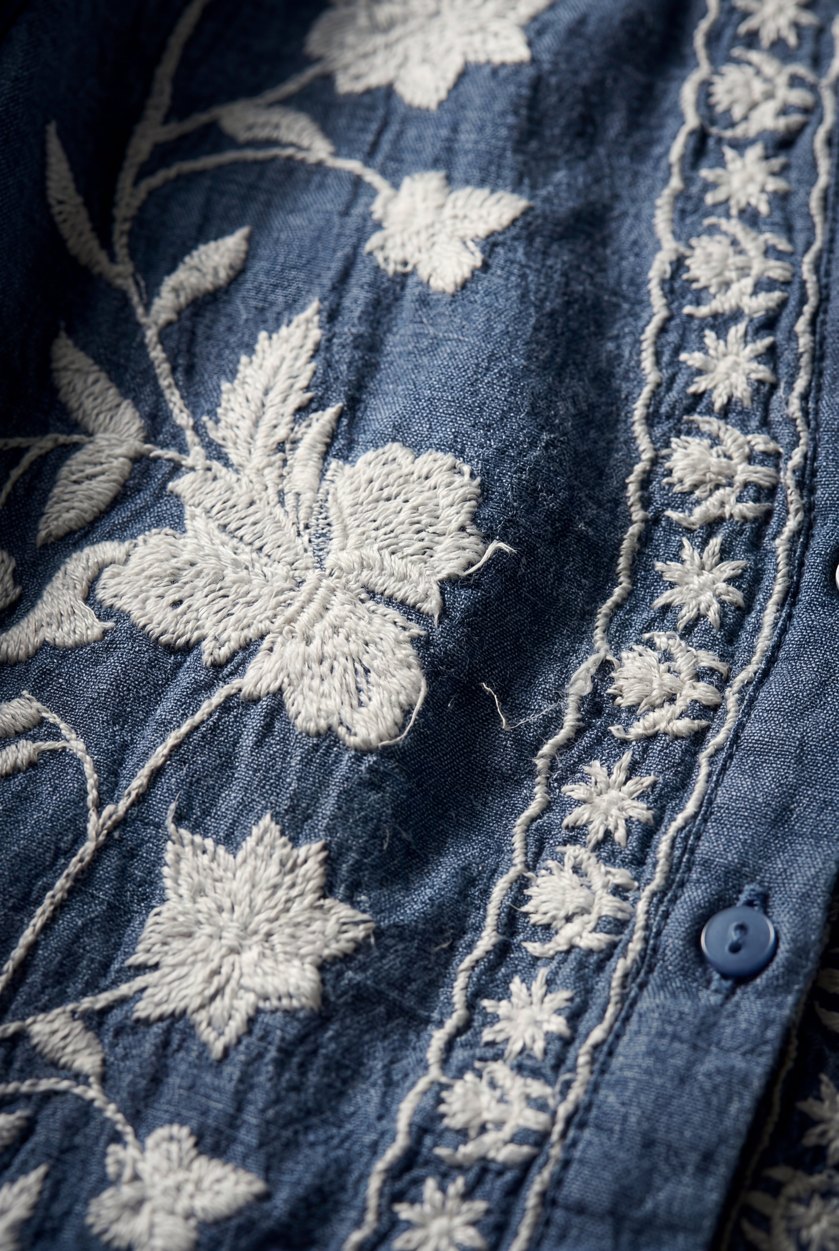 Lisa | Floral Embroidered Button-front Blouse with V-neckline