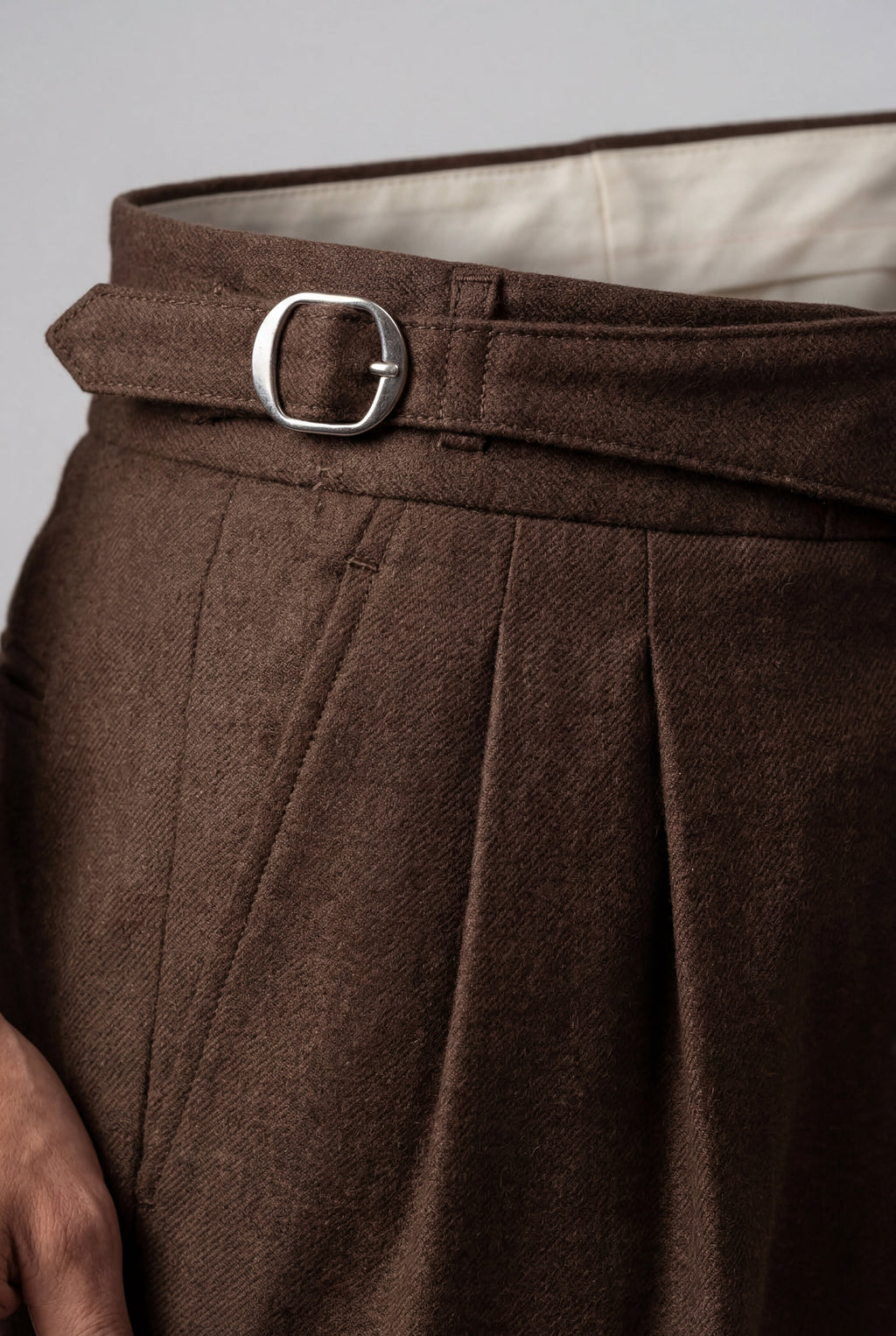 Liam | High-rise Pleated Brown Trousers with Cuffed Tapered Leg