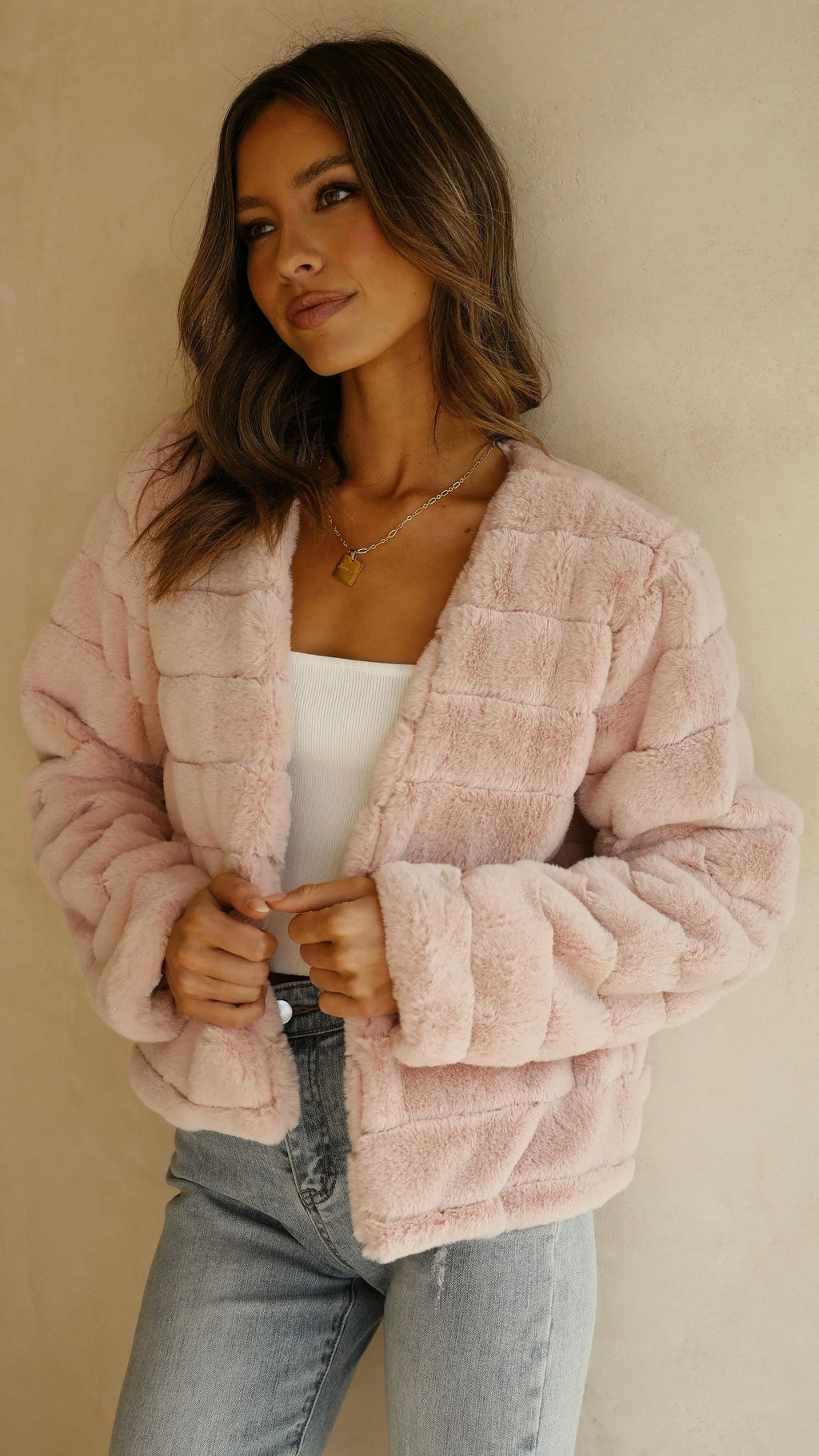 Carla - Women's short faux fur jacket with open collar