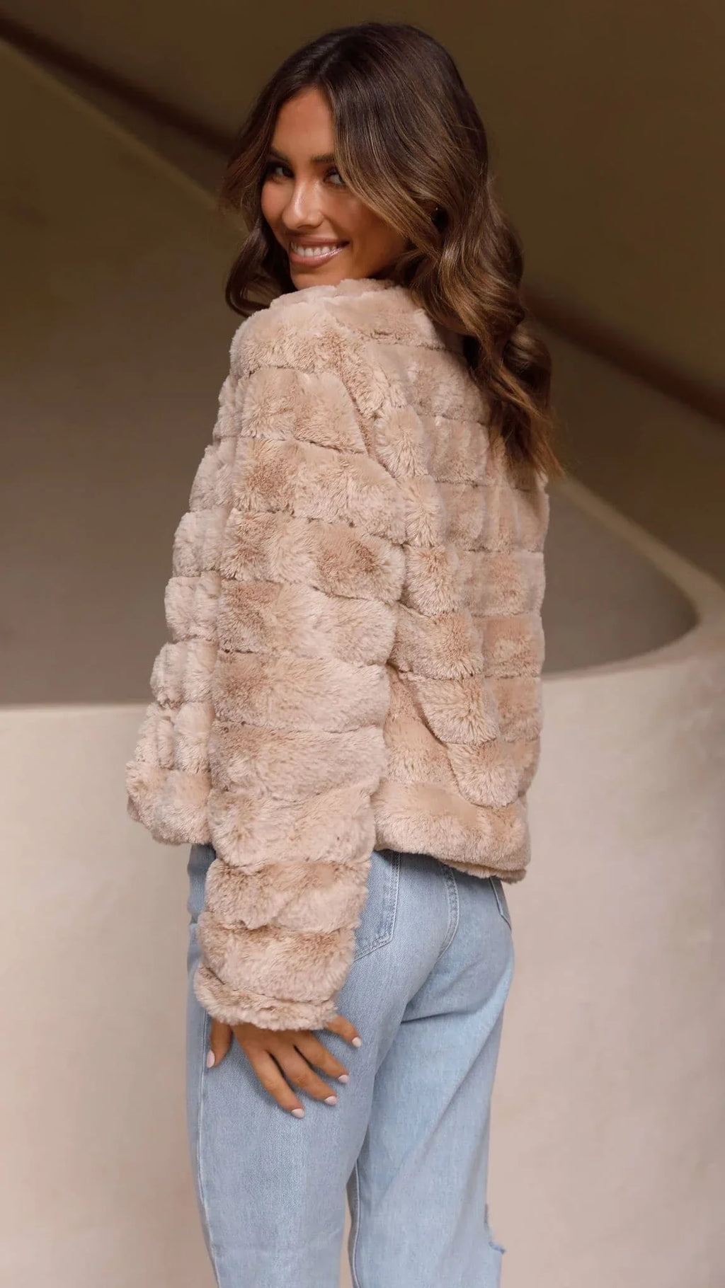 Carla - Women's short faux fur jacket with open collar