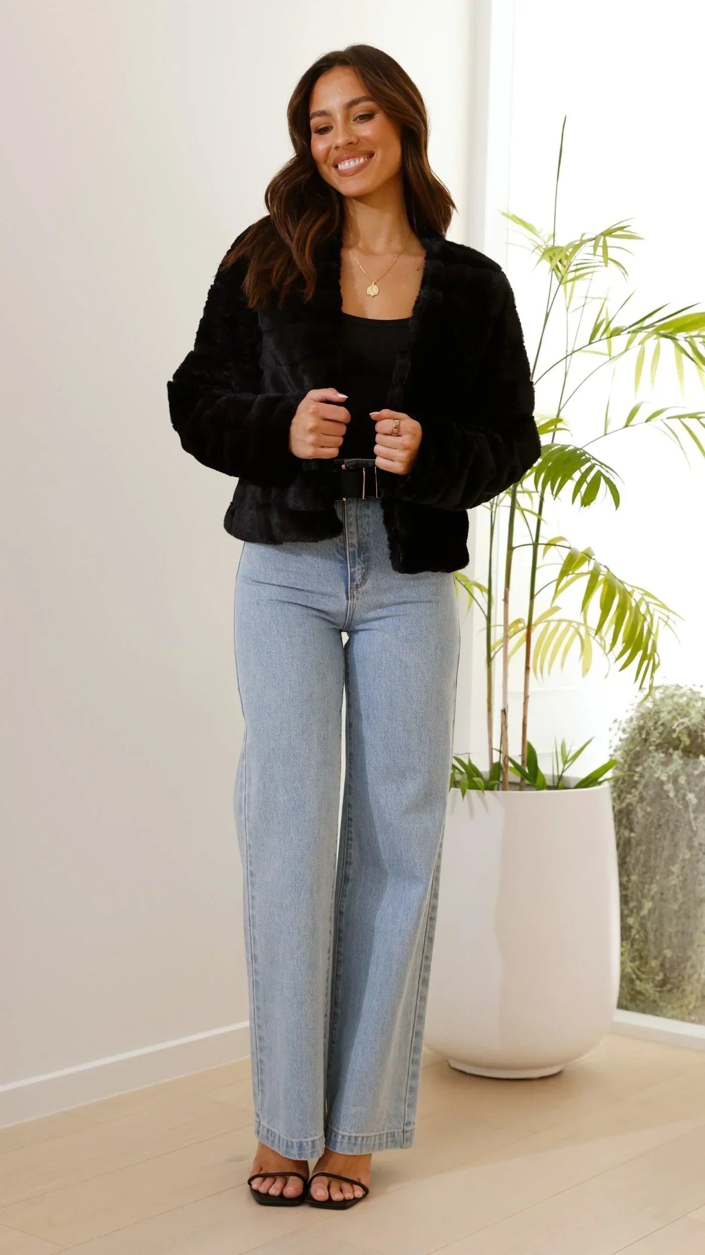 Carla - Women's short faux fur jacket with open collar