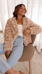 Carla - Women's short faux fur jacket with open collar
