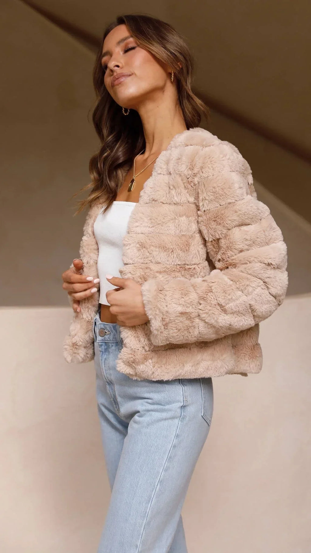 Carla - Women's short faux fur jacket with open collar