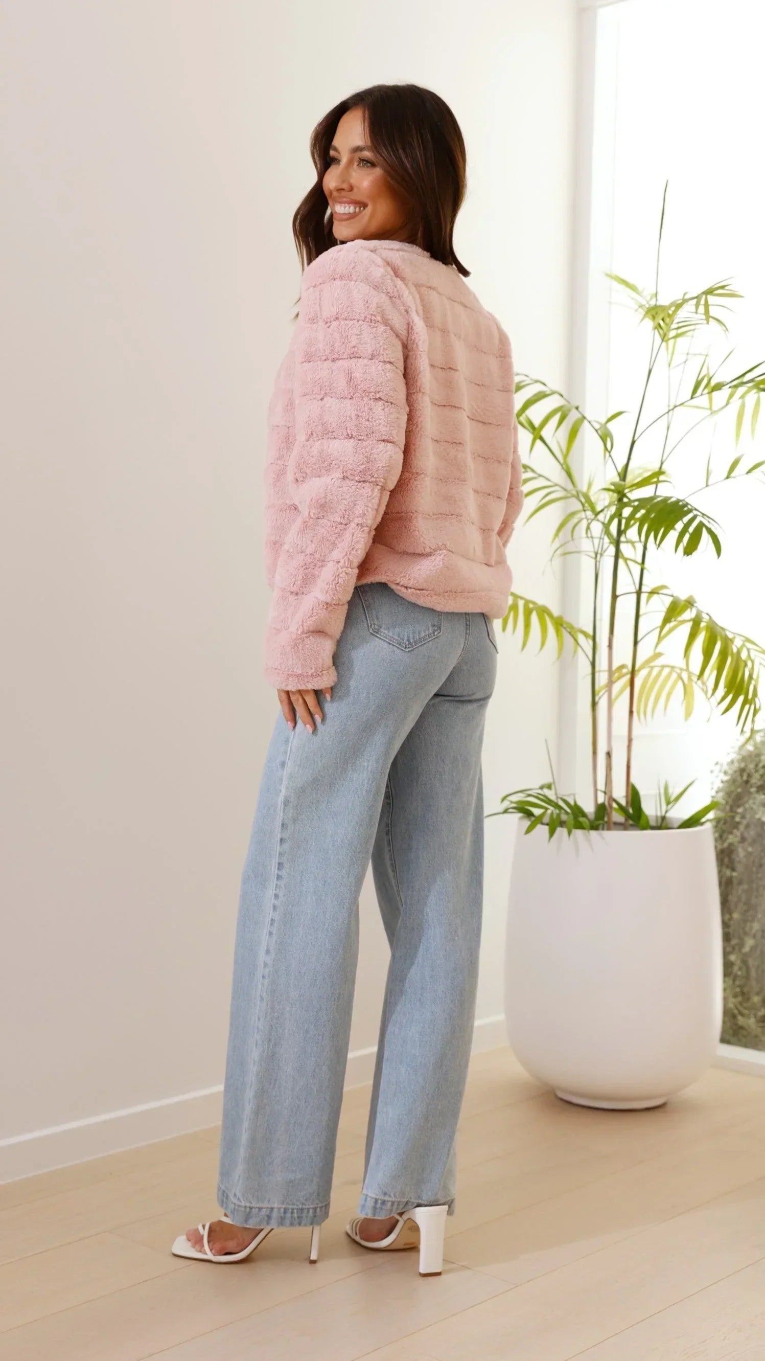 Carla - Women's short faux fur jacket with open collar