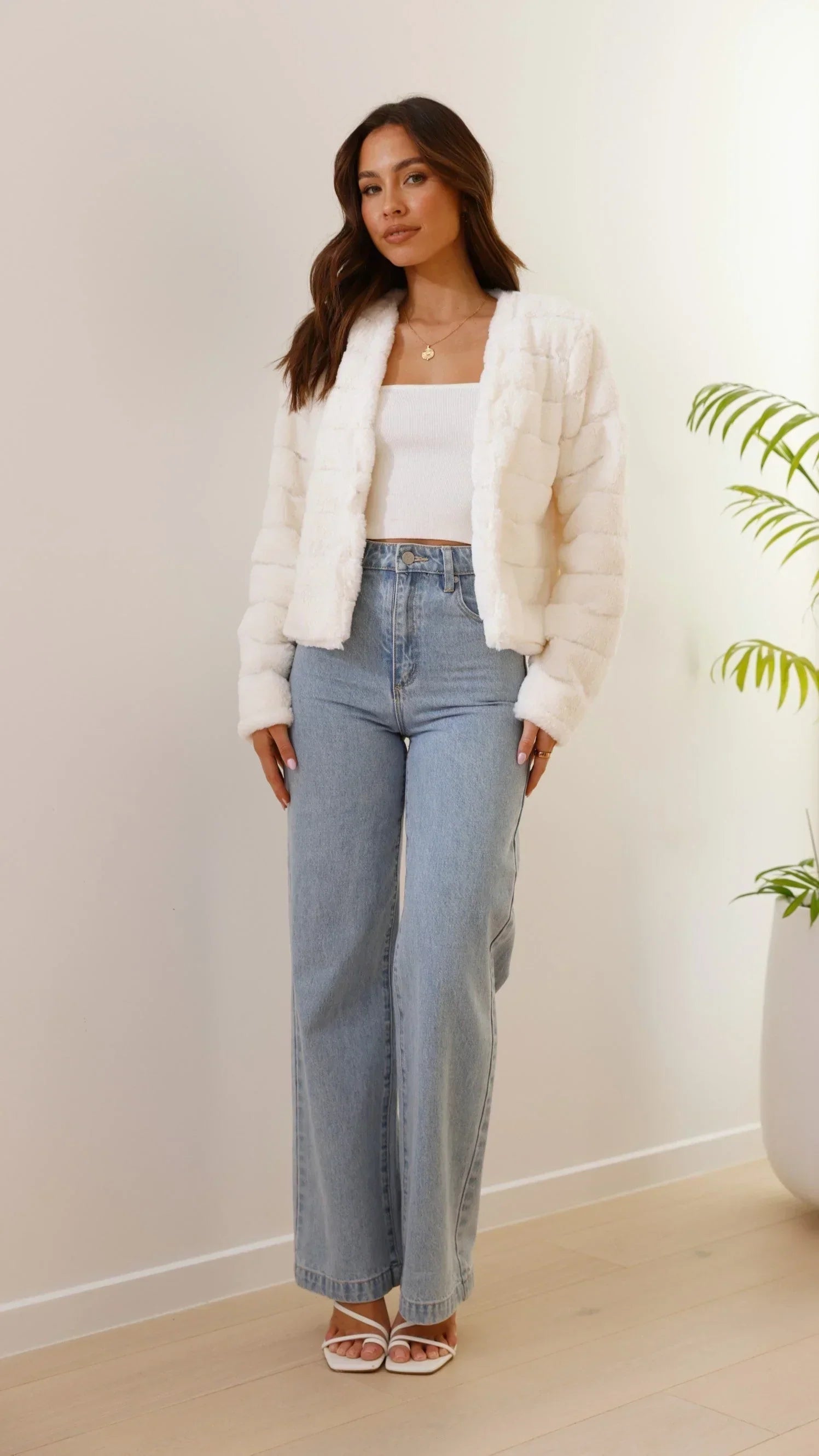 Carla - Women's short faux fur jacket with open collar
