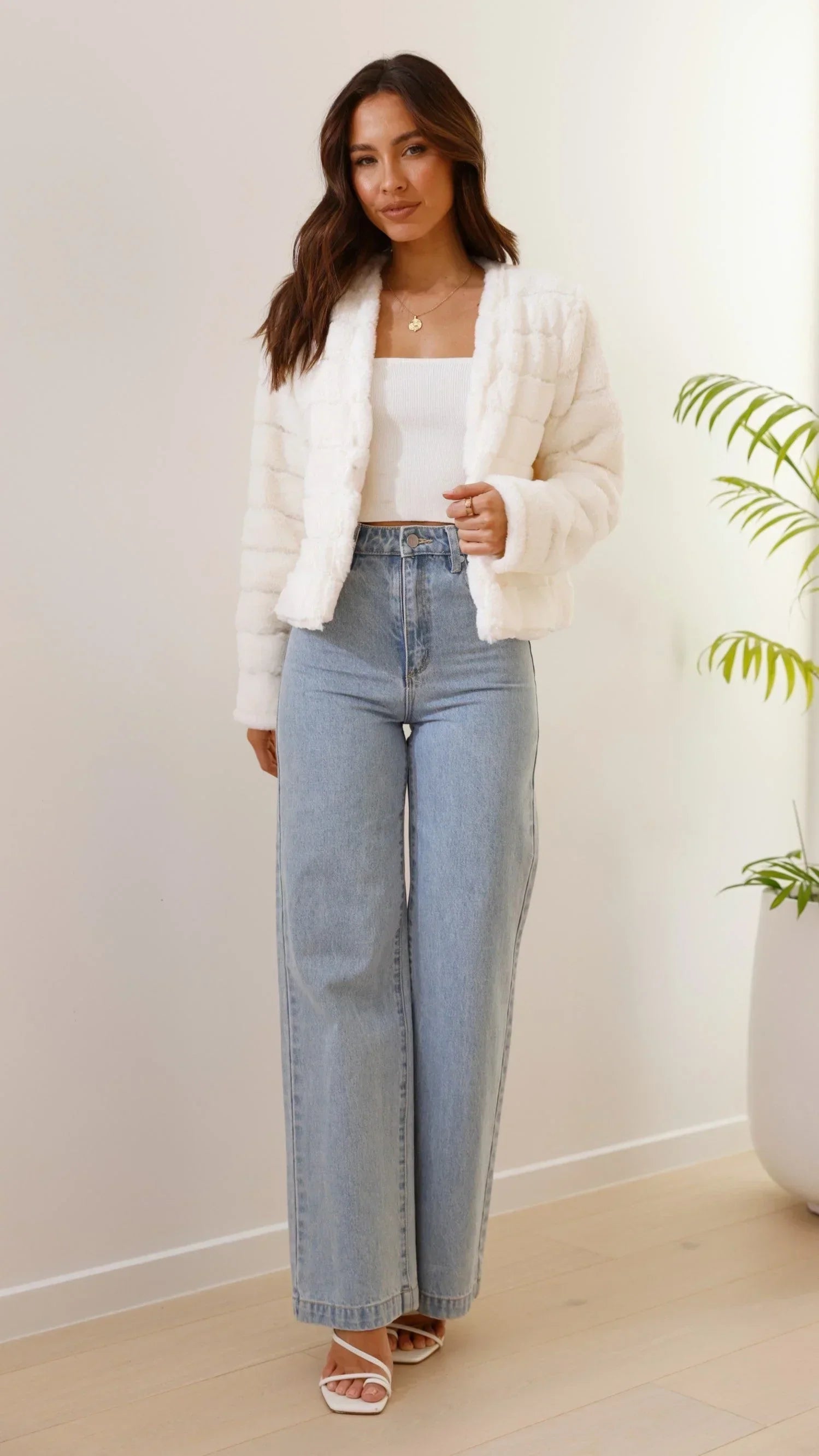 Carla - Women's short faux fur jacket with open collar