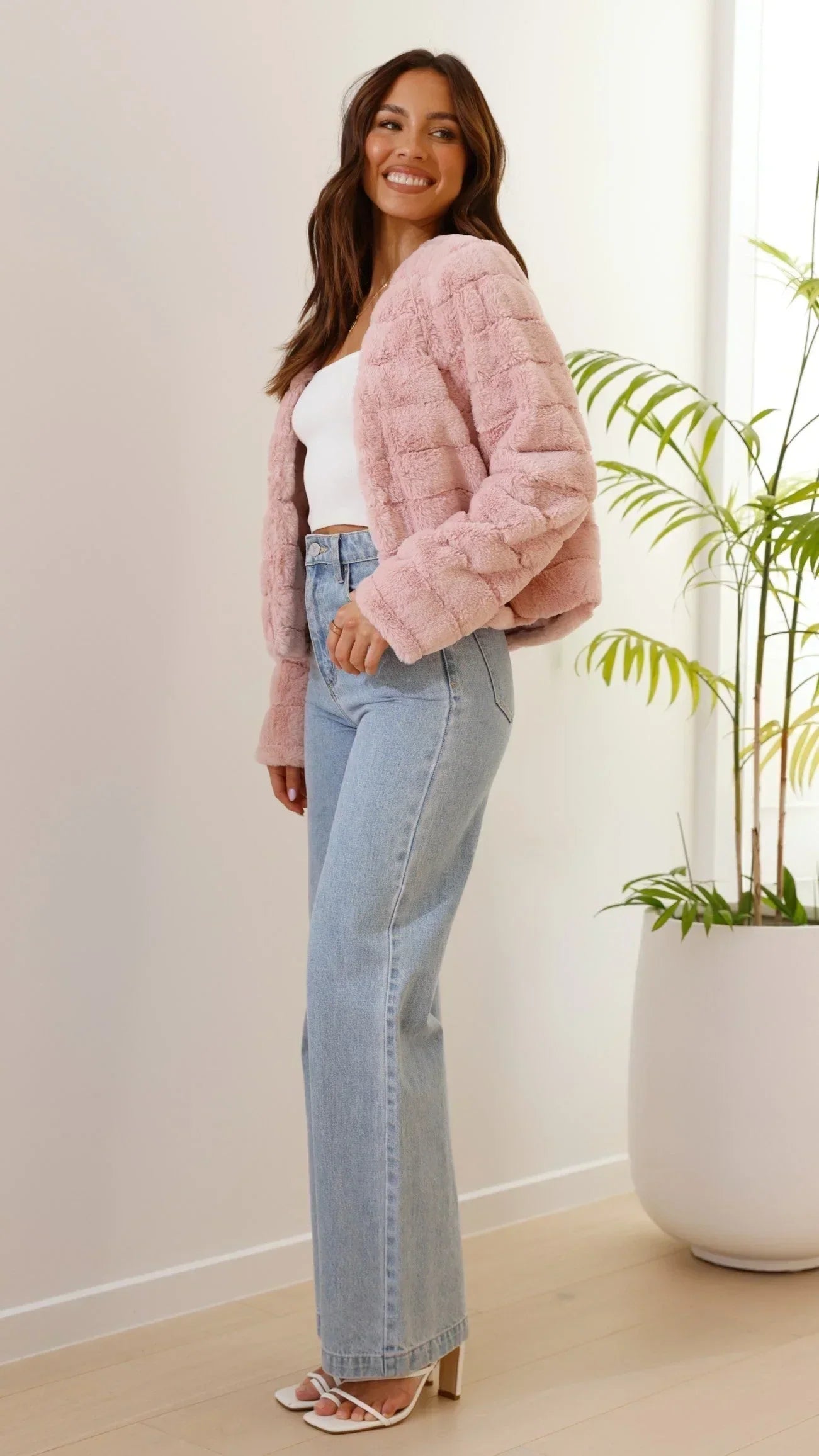 Carla - Women's short faux fur jacket with open collar