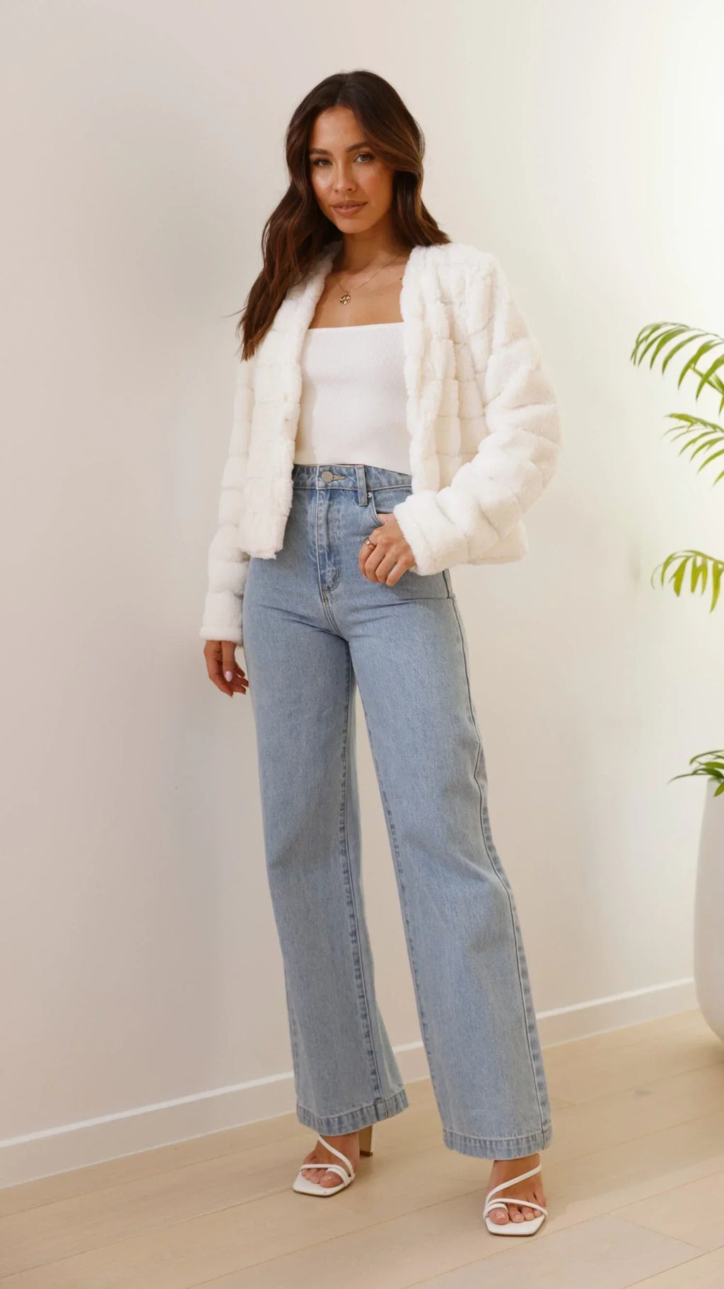 Carla - Women's short faux fur jacket with open collar