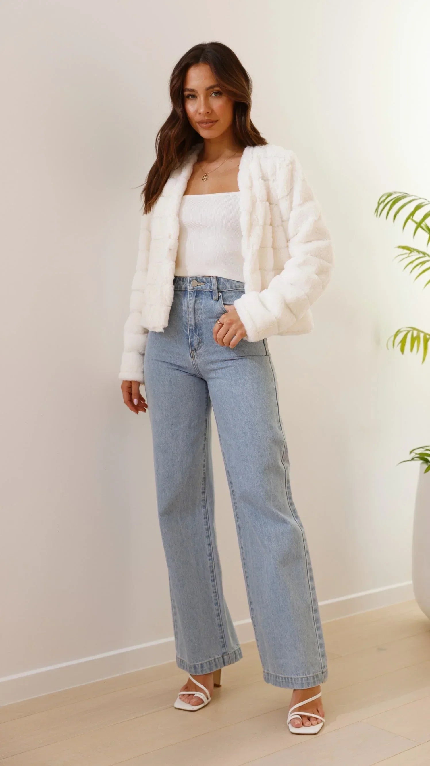 Carla - Women's short faux fur jacket with open collar