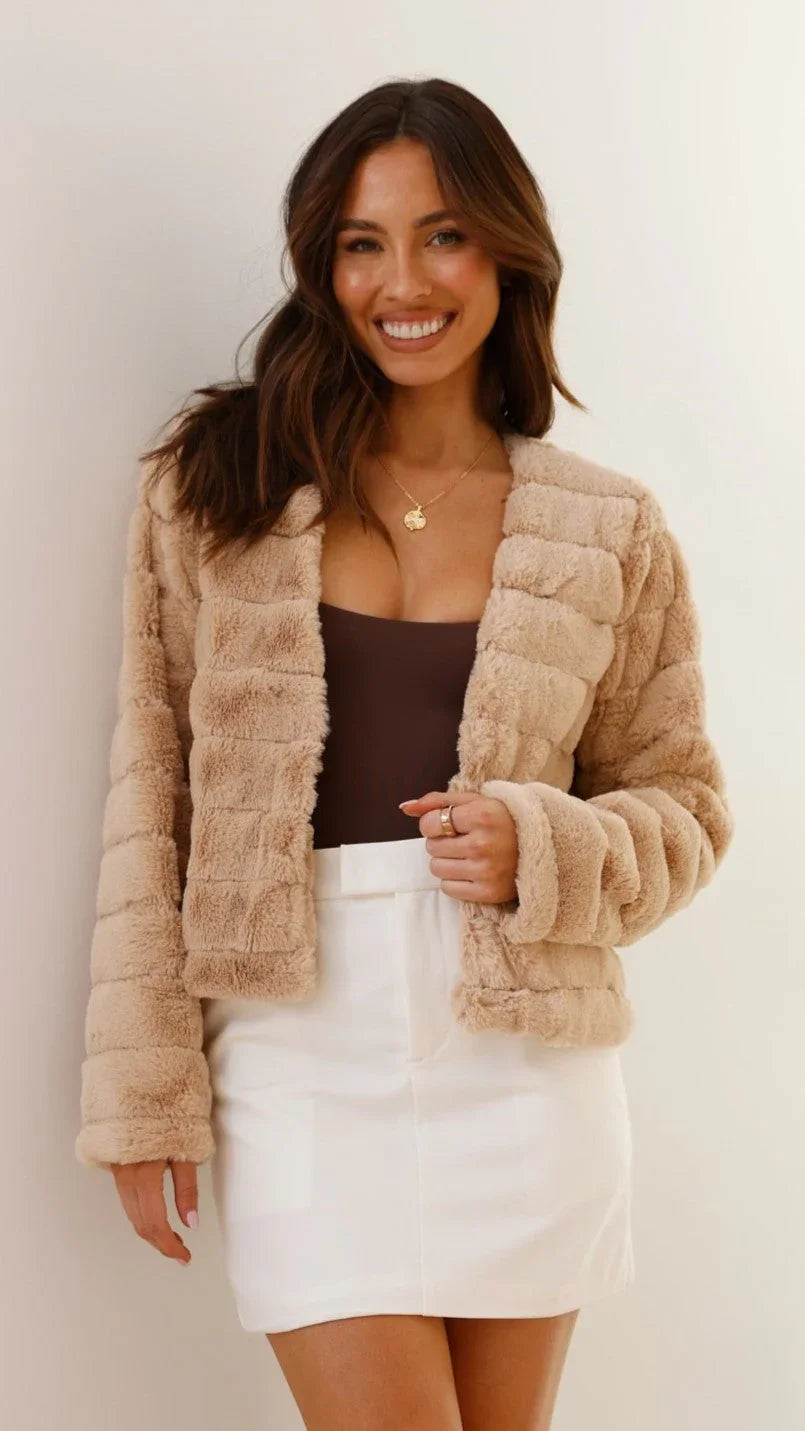 Carla - Women's short faux fur jacket with open collar
