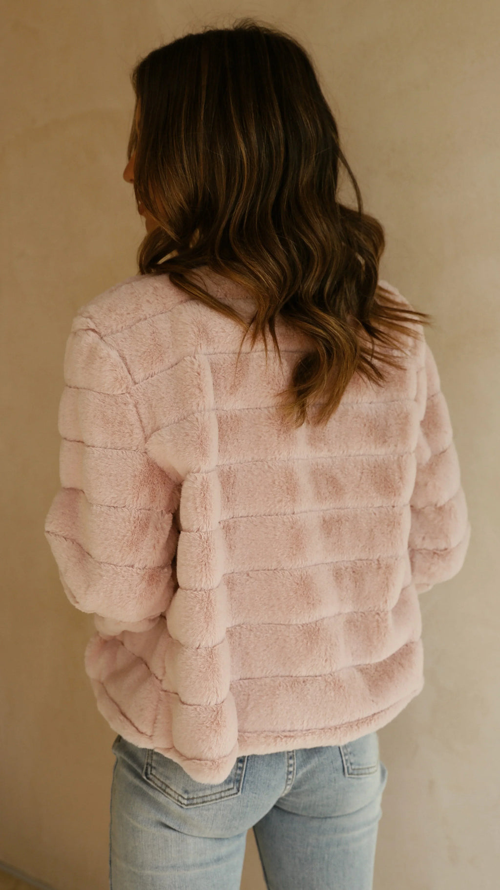 Carla - Women's short faux fur jacket with open collar