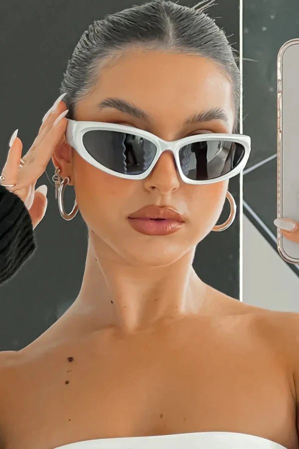 Lieke | Glossy White Oval Cat-eye Sunglasses with Dark Lenses